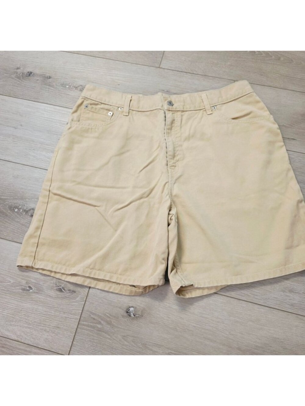 Beige Relaxed-Fit Levi's Denim Shorts 550 Relaxed Sz 16 Minimalist Normcore